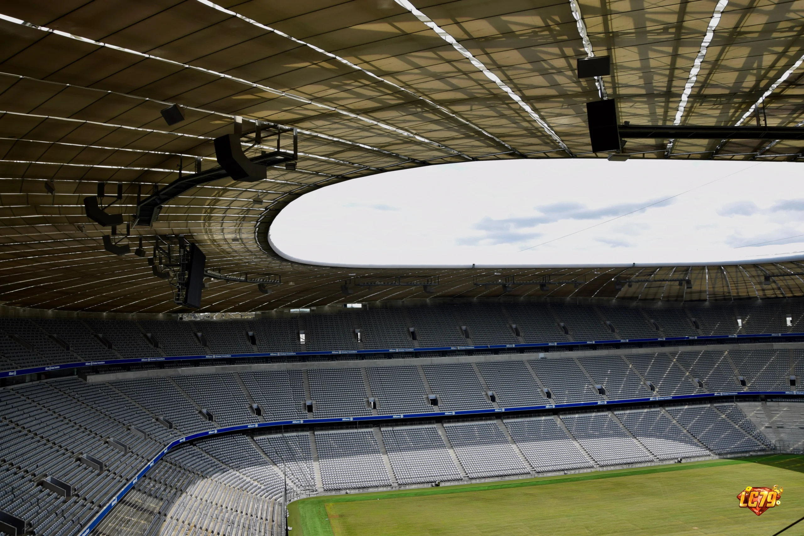 Allianz Arena, sân nhà Bayern Munich, ảnh Wikimedia Commons đã đóng watermark LC79