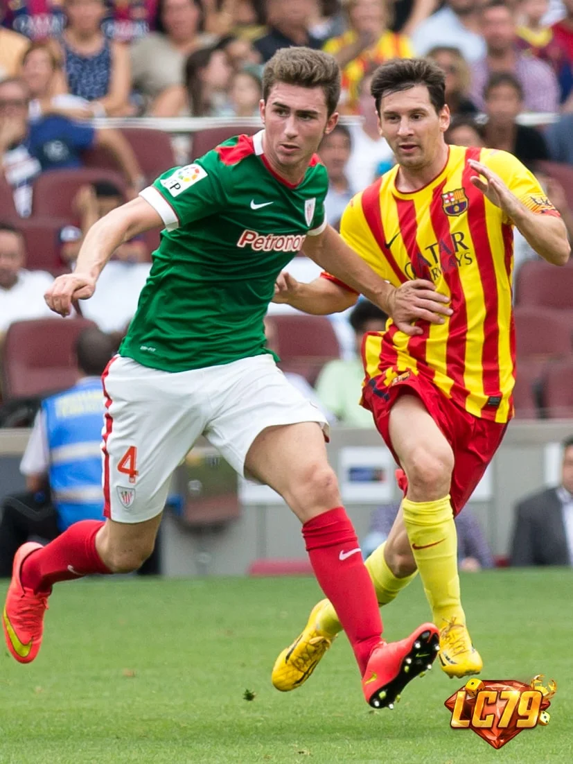 Aymeric Laporte trong một pha tranh chấp, ảnh tư liệu trước bán kết France vs Spain World Cup 2026