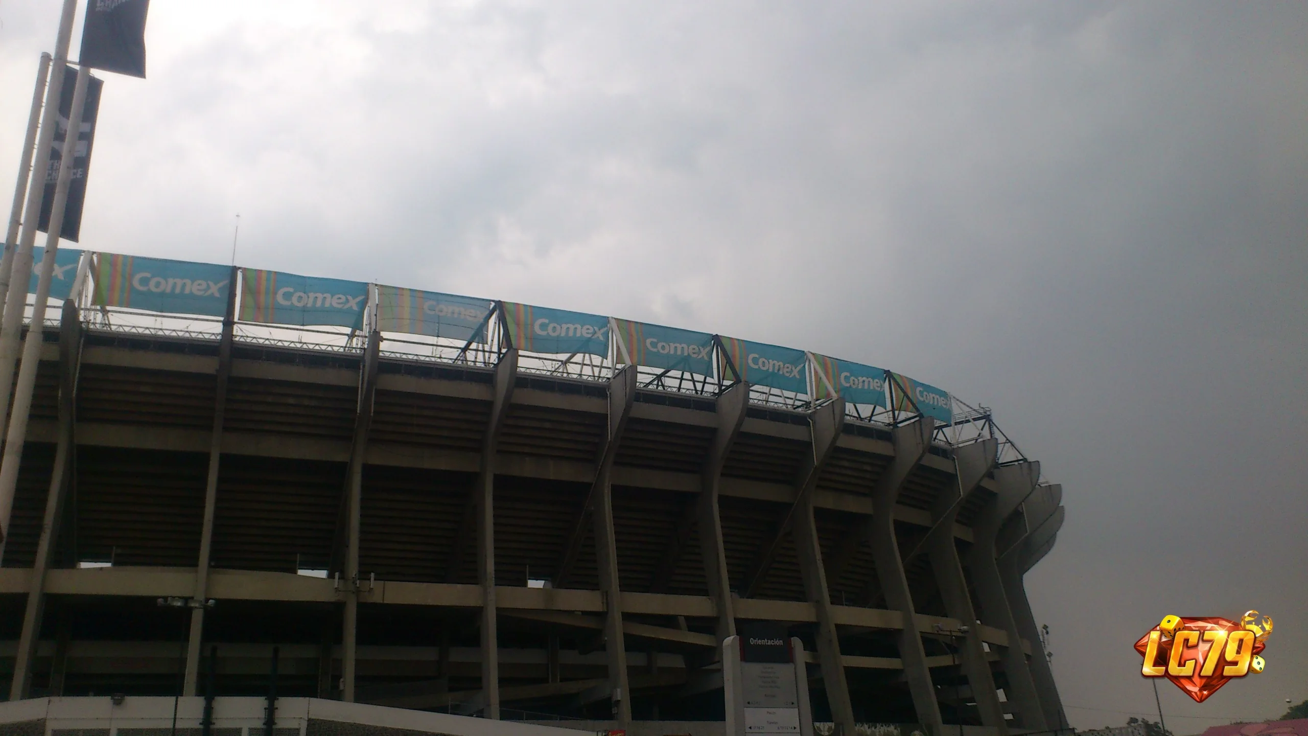 Estadio Azteca trước trận Mexico vs England, ảnh đã gắn watermark LC79