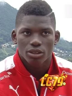 Breel Embolo trong màu áo Switzerland, ảnh Wikimedia Commons đã đóng watermark LC79