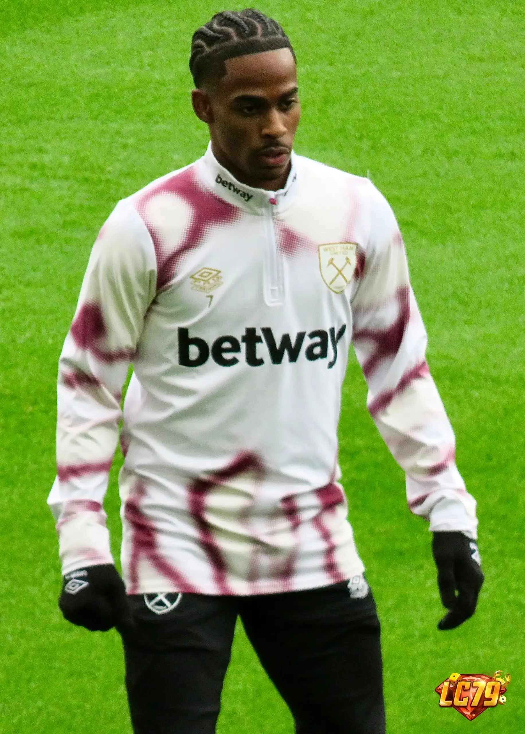 Crysencio Summerville trong màu áo West Ham United, ảnh Wikimedia Commons đã đóng watermark LC79