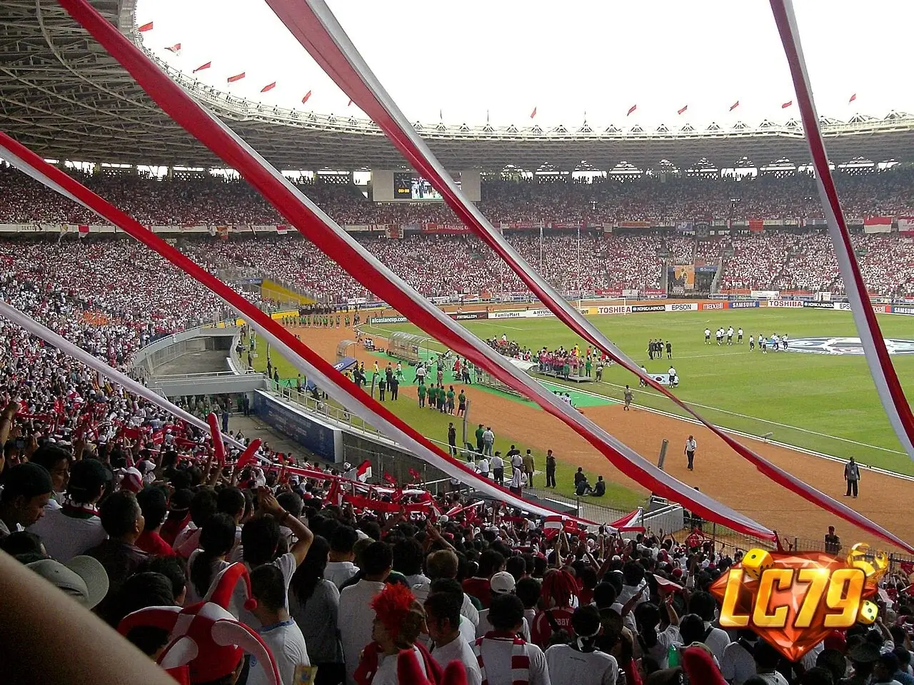 Gelora Bung Karno trong một trận bóng đá quốc tế, ảnh Wikimedia Commons đã đóng watermark LC79
