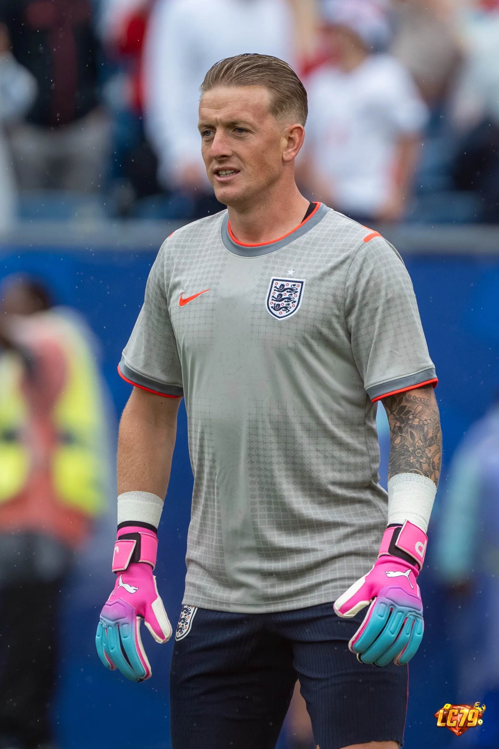 Jordan Pickford trong màu áo England, ảnh đã gắn watermark LC79
