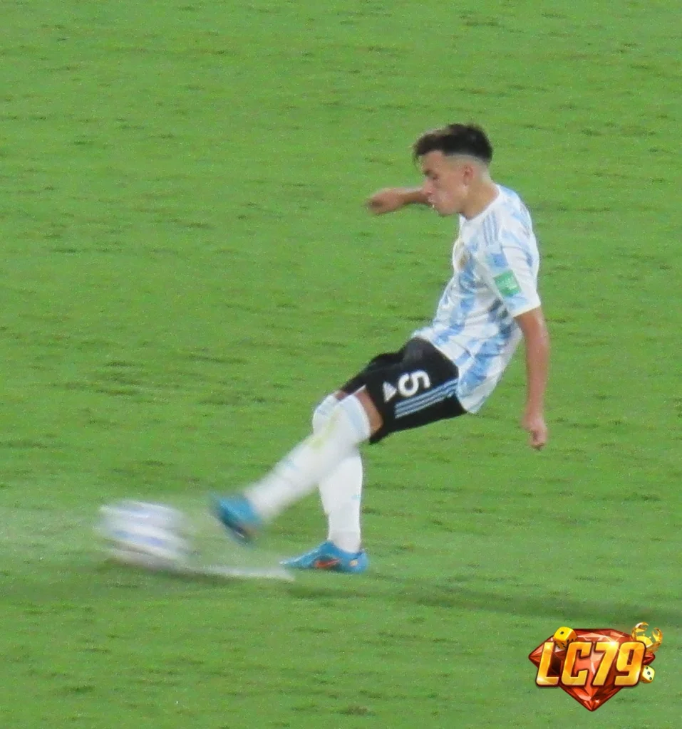 Lisandro Martinez trong màu áo Argentina, ảnh Wikimedia Commons đã đóng watermark LC79
