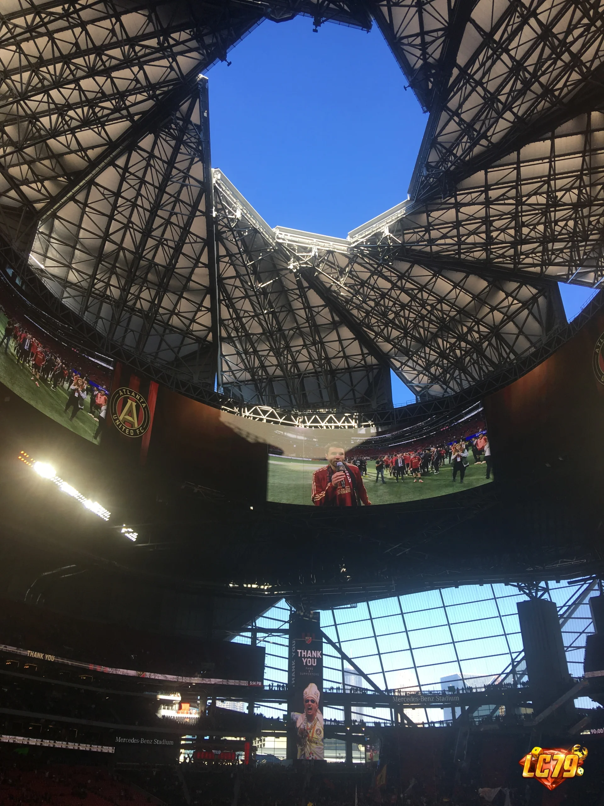 Mái vòm Mercedes-Benz Stadium tại Atlanta, ảnh Wikimedia Commons đã đóng watermark LC79