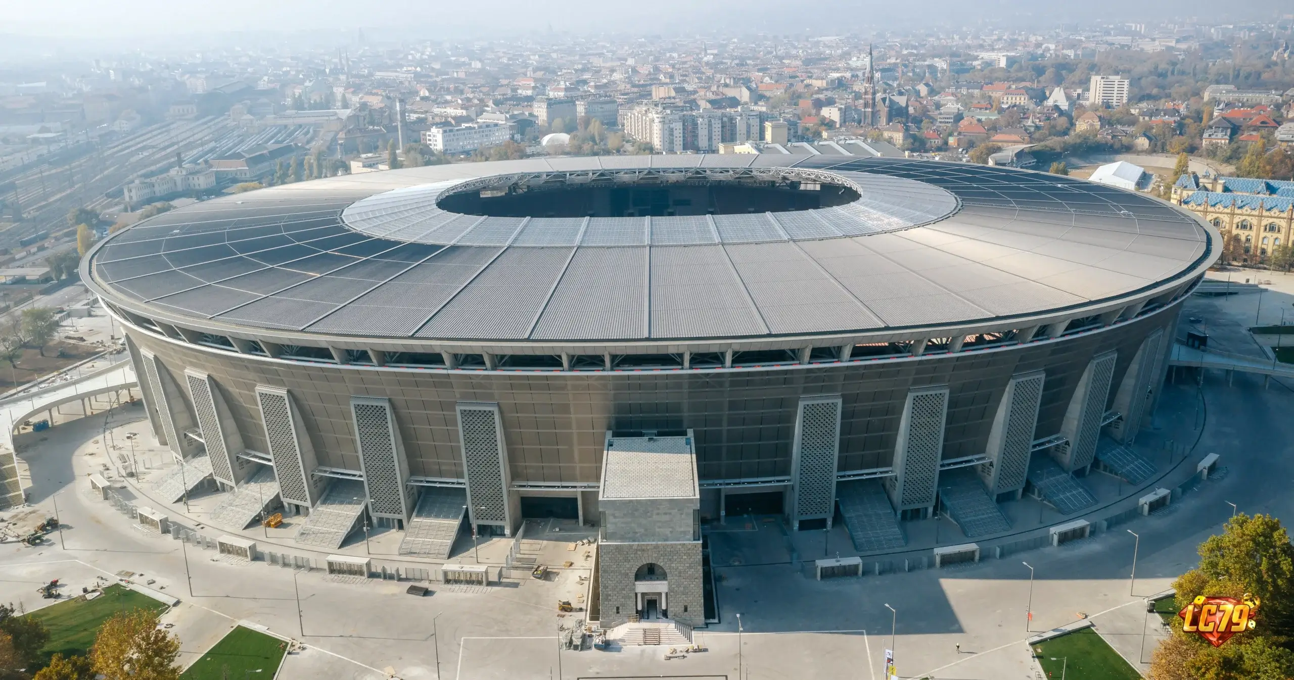 Puskás Aréna tại Budapest, địa điểm chung kết Champions League 2026/27, ảnh Wikimedia Commons đã đóng watermark LC79