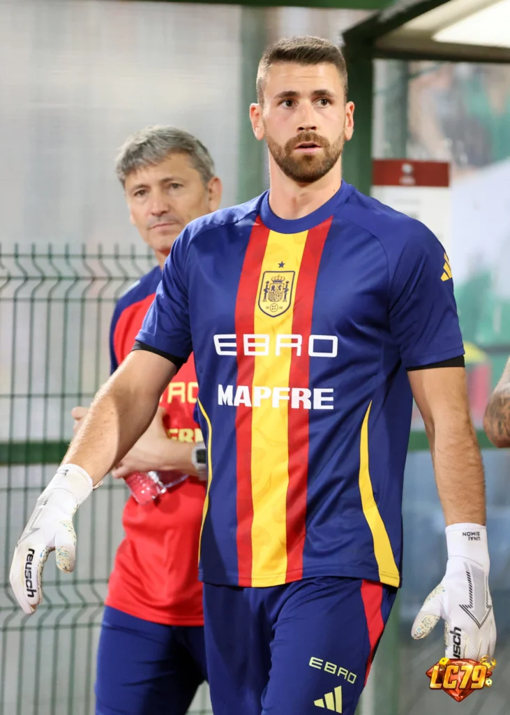 Unai Simón của Spain, ảnh Wikimedia Commons đã đóng watermark LC79