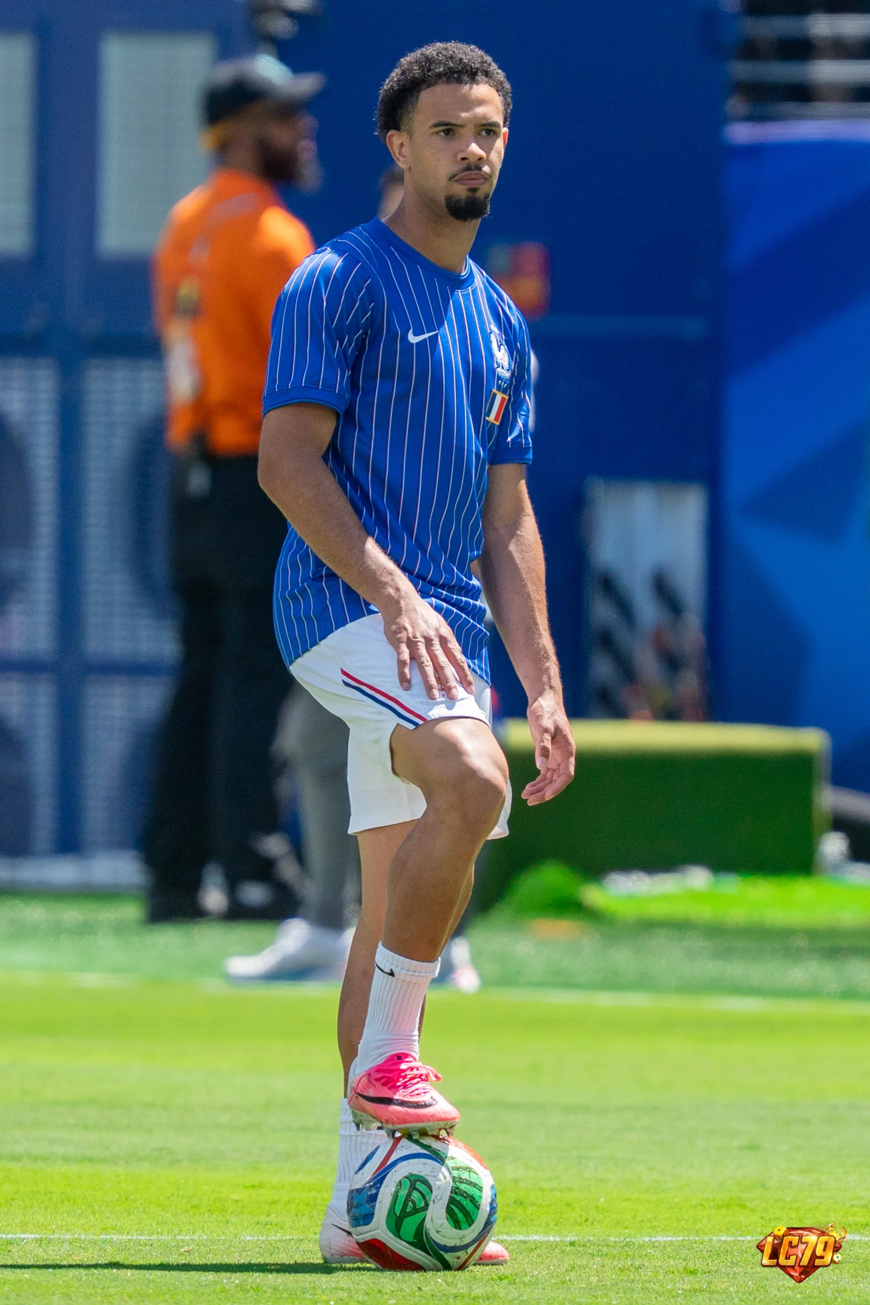 Warren Zaïre-Emery trong màu áo France trước bán kết World Cup 2026 gặp Spain
