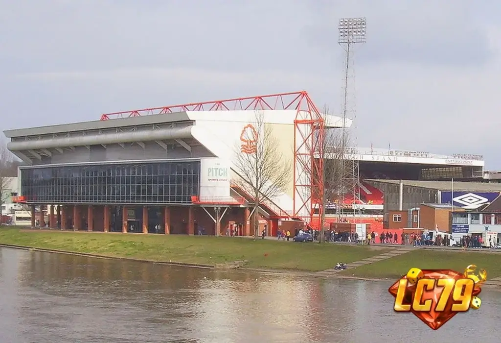 City Ground trong bai Nottingham Forest 0-1 Coventry