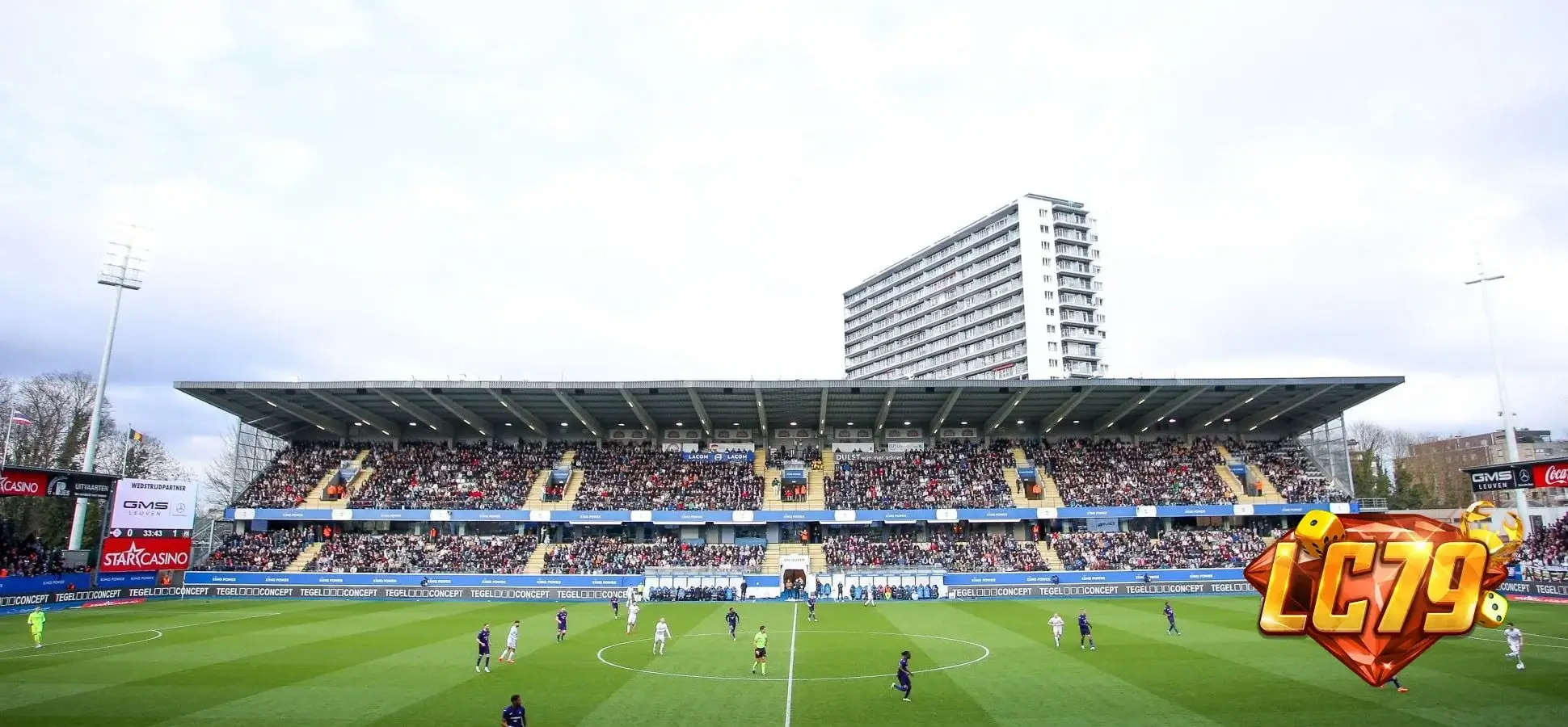 King Power at Den Dreef Stadion của OH Leuven, ảnh Wikimedia Commons đã đóng watermark LC79