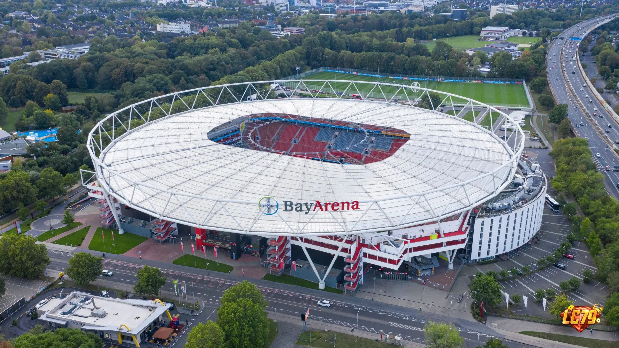 BayArena truoc tran Leverkusen vs Celje o Europa League