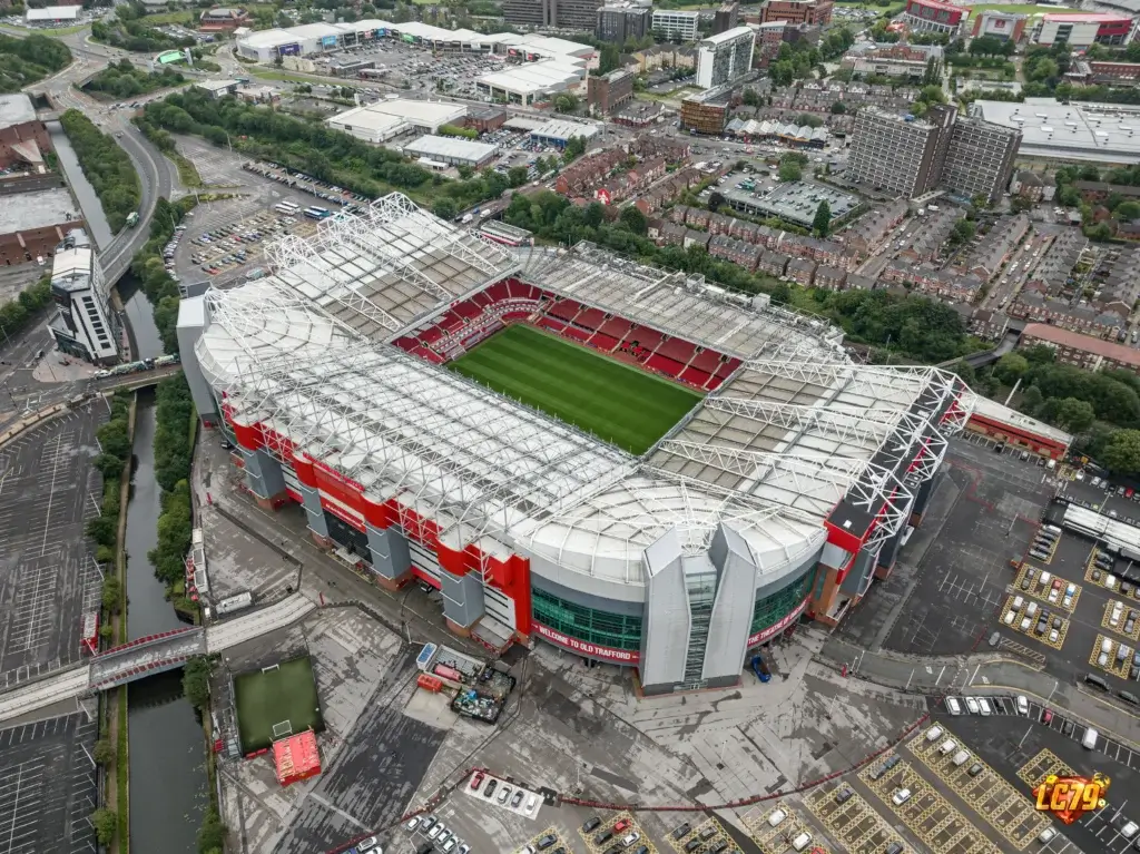 Old Trafford trước tin Man United cấm 685 vé mùa, ảnh Wikimedia Commons đã đóng watermark LC79