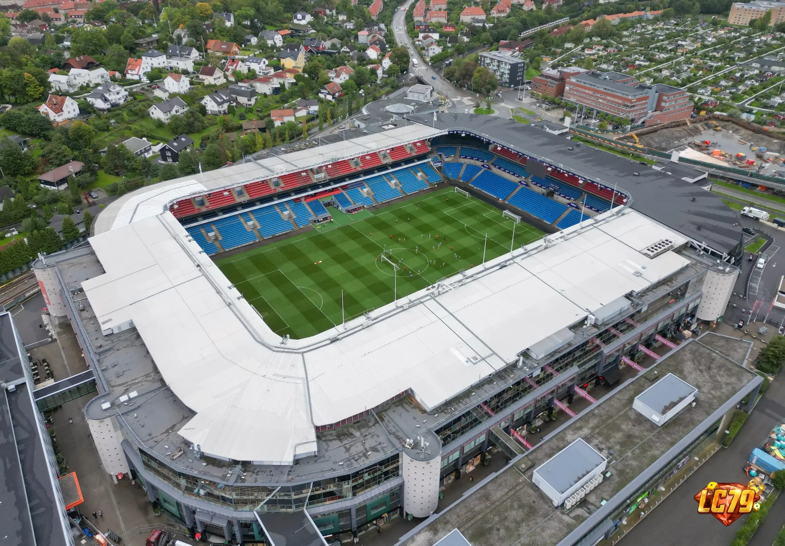 Ullevaal Stadion tại Oslo trước trận Na Uy vs Đan Mạch, ảnh Wikimedia Commons đã watermark LC79