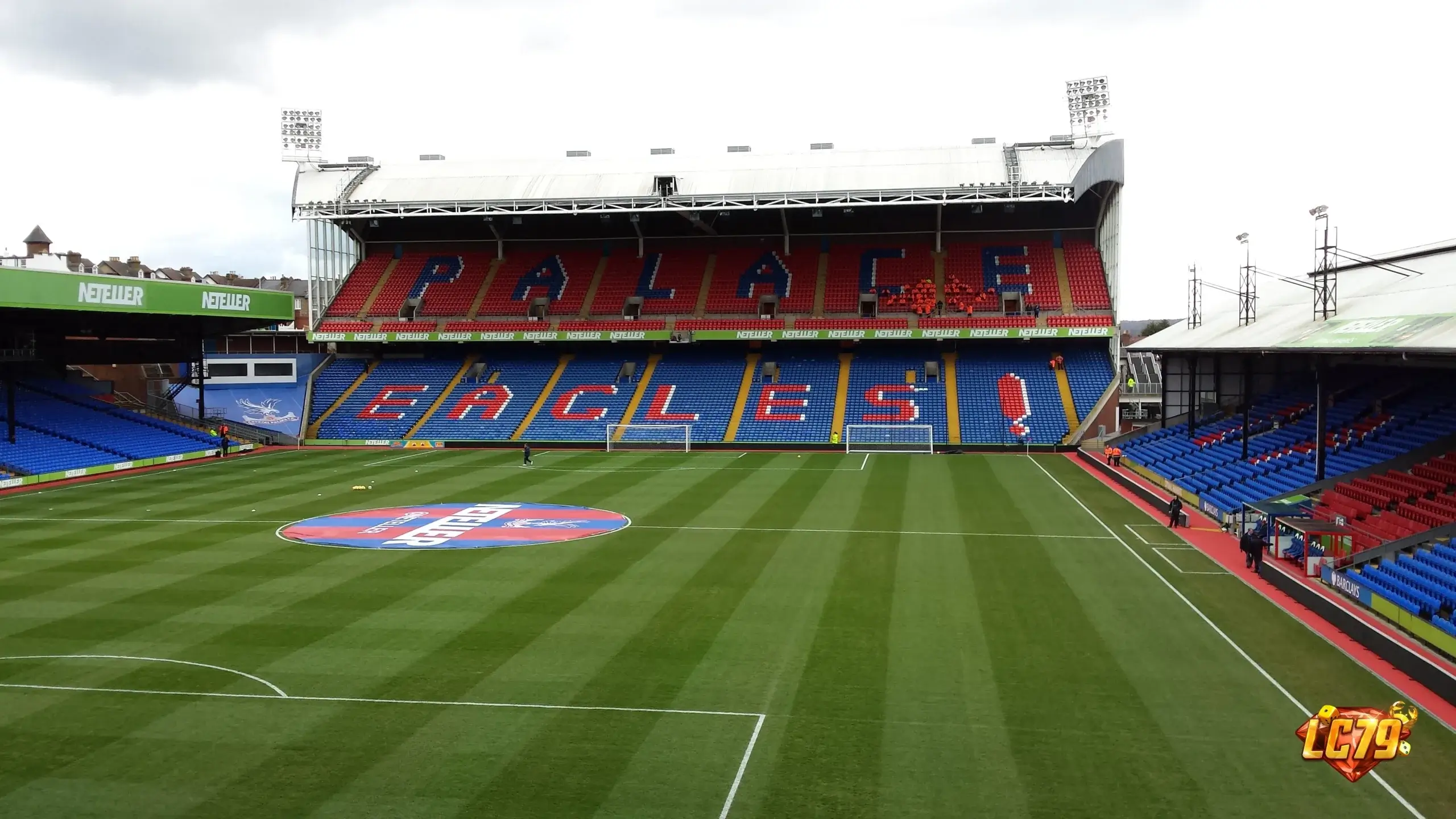 Selhurst Park truoc tran Crystal Palace vs Lech Poznan Europa League